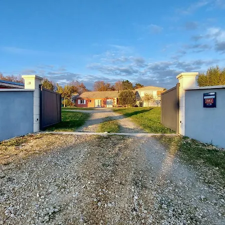 Pet Friendly In Eyraud-crempse-maurens * Laveyssière
