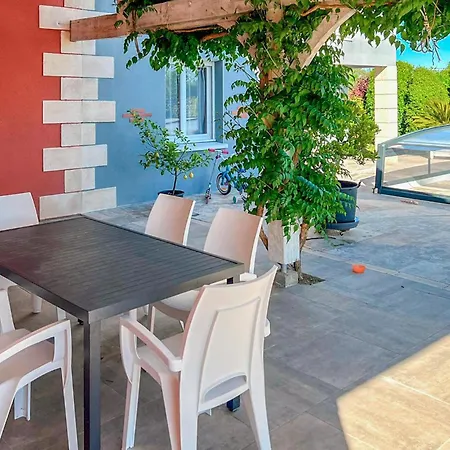 Nyaraló Pet Friendly In Eyraud-crempse-maurens
