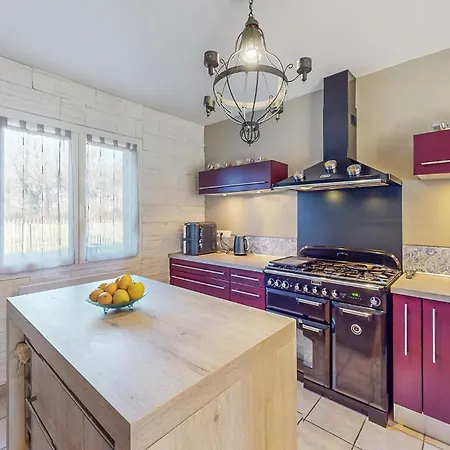 Pet Friendly In Eyraud-crempse-maurens Laveyssiere